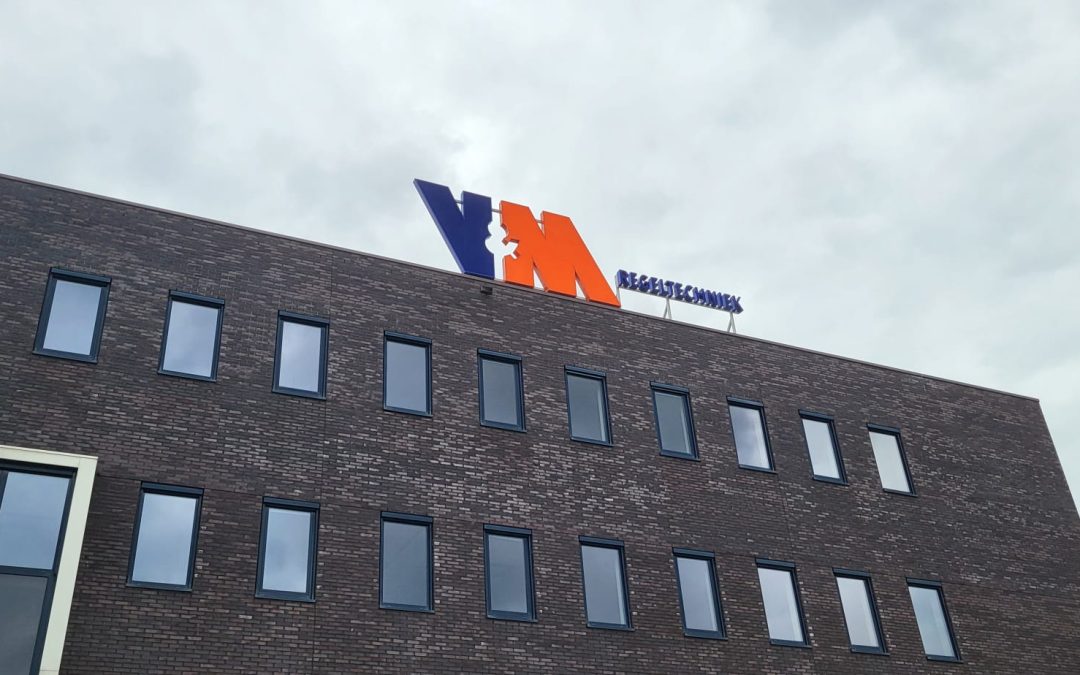 Lichtreclame op hoogte voor V&M regeltechniek