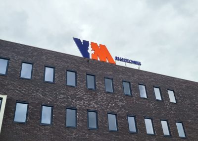 Lichtreclame op hoogte voor V&M regeltechniek