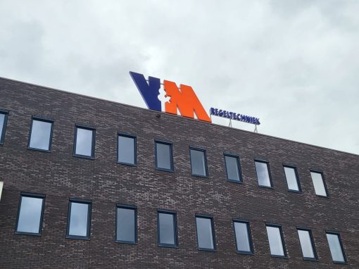 Lichtreclame op hoogte voor V&M regeltechniek